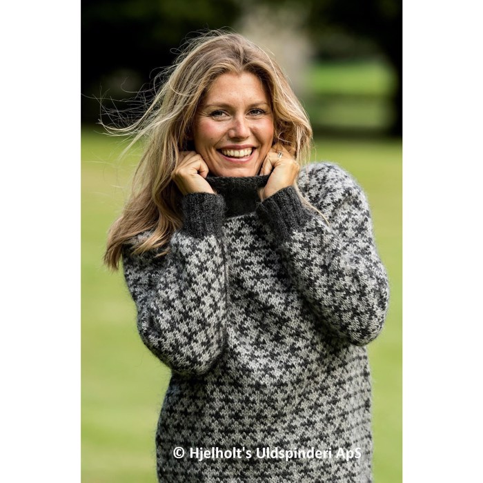 Helmønstret raglansweater designet af Charlotte Hjelholt