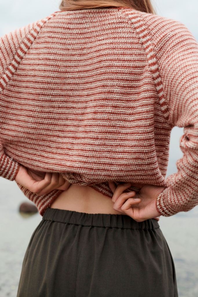 - stribet raglansweater af Helga Isager