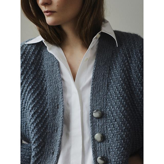 cardigan designet af Helga Isager